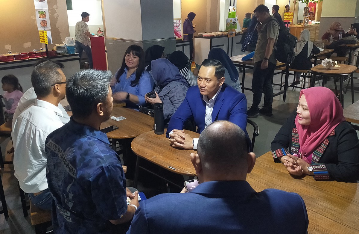 AHY didampingi sejumlah petinggi Partai Demokrat Jawa Timur maupun Surabaya di sela makan siang di kantin Kampus B Unair. (foto: Farizal Tito/jatimnow.com)
