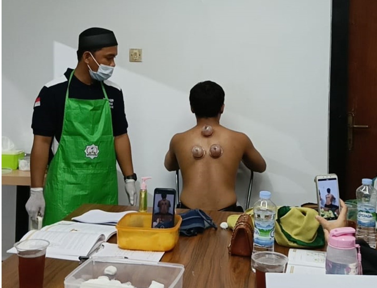 Waktu yang paling tepat untuk bekam bagi usia lanjut saat menjalankan puasa adalah pukul 20.00 WIB. (foto: Ustaz Abu Umar for jatimnow.com)