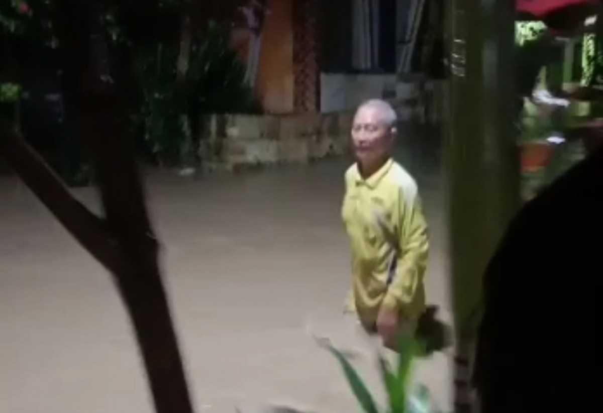 Warga Desa Wudi, Kecamatan Sambeng, Lamongan melintas di jalan yang sudah terendam banjir akibat hujan yang mengguyur selama dua jam. (foto: BPBD Lamongan for jatimnow.com)