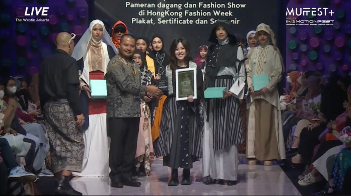 Clarissa Wirogo saat menerima piala di acara Modest Young Designer Competition (MYDC) di Muslim Fashion Festival plus (Muffest+) 2023. (foto Humas PCU for jatimnow.com).
