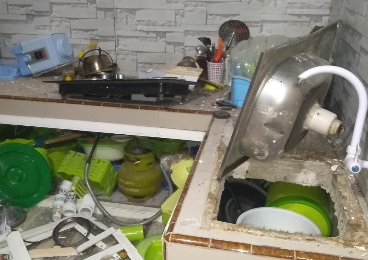 Kondisi perabotan yang berantakan akibat ledakan elpiji 3 kilogram di Banyuwangi. (foto: Polsek Giri for jatimnow.com)