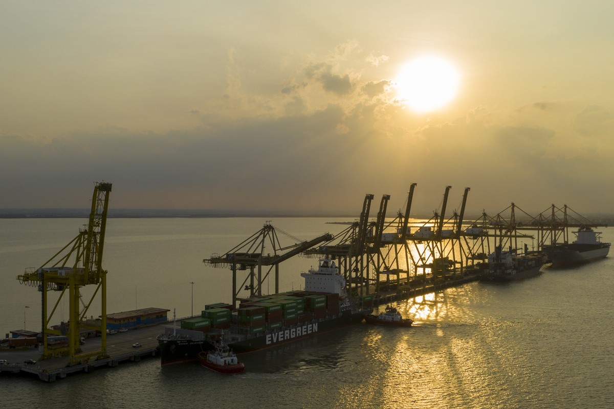 Dermaga TPS menjadikan terminal internasional paling sibuk di Indonesia Timur. (foto: TPS for jatimnow.com)