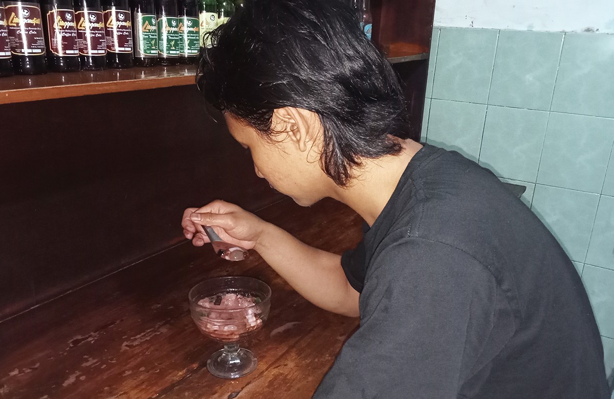 Salah satu pelanggan setia es campur di Jalan Kartini Kota Pasuruan. (foto: Moch Rois/jatimnow.com)