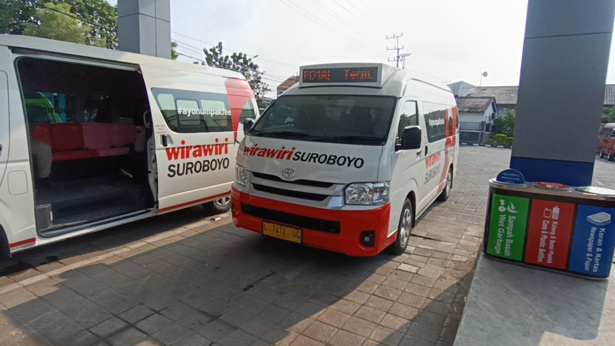 Desain interior Feeder WIra-Wiri Suroboyo yang cukup nyaman bagi warga Kota Pahlawan. (foto: Fajar Mujianto/jatimnow.com)