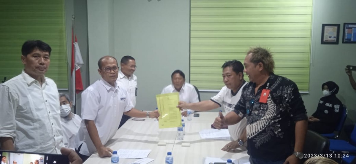 Format memberikan beberapa poin yang diserahkan ke KPP Pratama Kota Pasuruan. (foto: Moch Rois/jatimnow.com)
