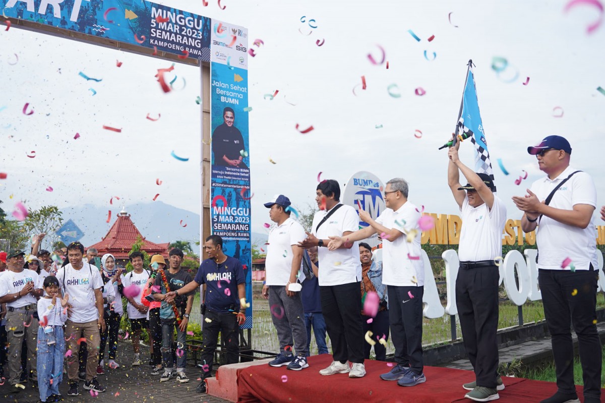Wakil Bupati Semarang M. Basari (kedua kanan) mengangkat bendera (flag off) menandai dimulai Jalan Sehat Bersama BUMN 2023 di Semarang