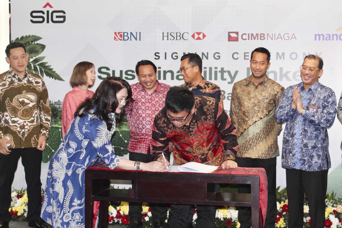 Direktur Utama PT Semen Baturaja Tbk, Daconi Khotob menandatangani Perjanjian Kredit Sindikasi Sustainability Linked Loan (SLL)