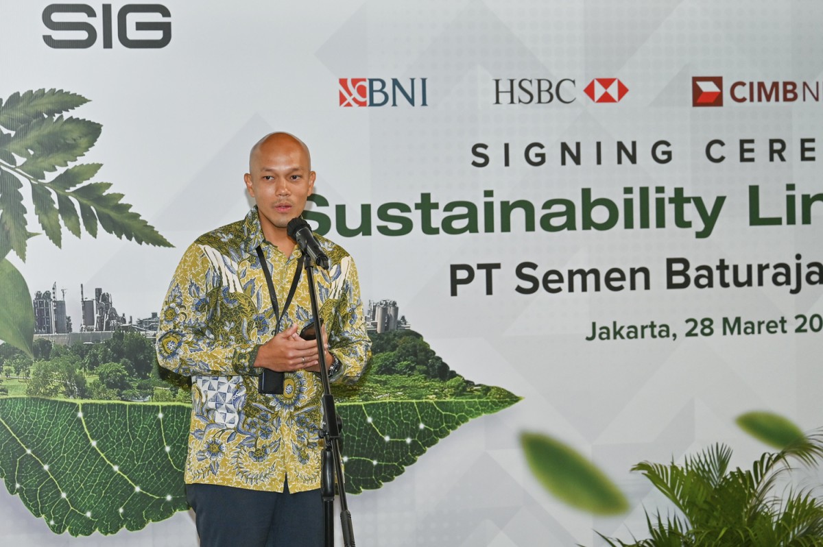 Direktur Keuangan dan Manajemen Risiko SIG, Andriano Hosny Panangian saat memberi sambutan pada acara signing ceremony Sustainability Linked Loan (SLL) PT Semen Baturaja Tbk dengan empat bank kreditur yakni BNI, Bank Mandiri, Bank CIMB Niaga dan Bank HSBC Indonesia