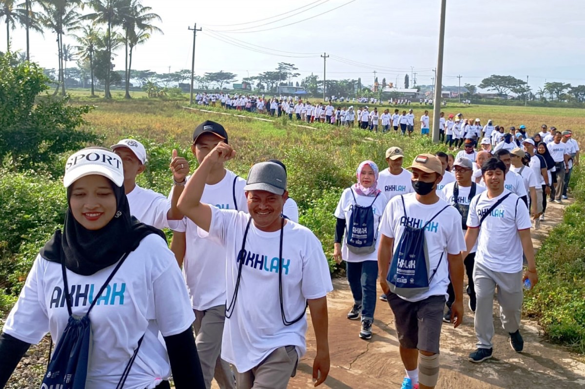 Peserta mengikuti acara Jalan Sehat Bersama BUMN 2023 yang diselenggarakan oleh SIG di 14 kota/kabupaten di Indonesia
