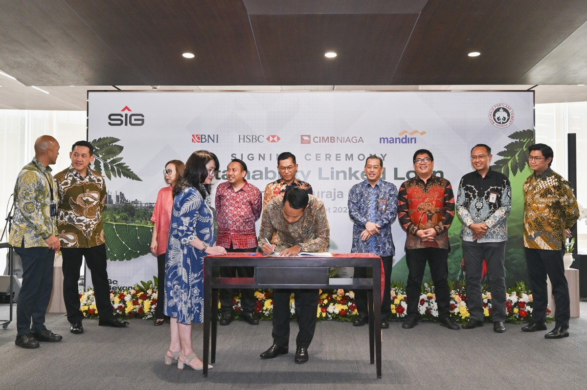 Head of Corporate Banking 3 Division Bank BNI, Dipo Nugroho menandatangani Perjanjian Kredit Sindikasi Sustainability Linked Loan (SLL)