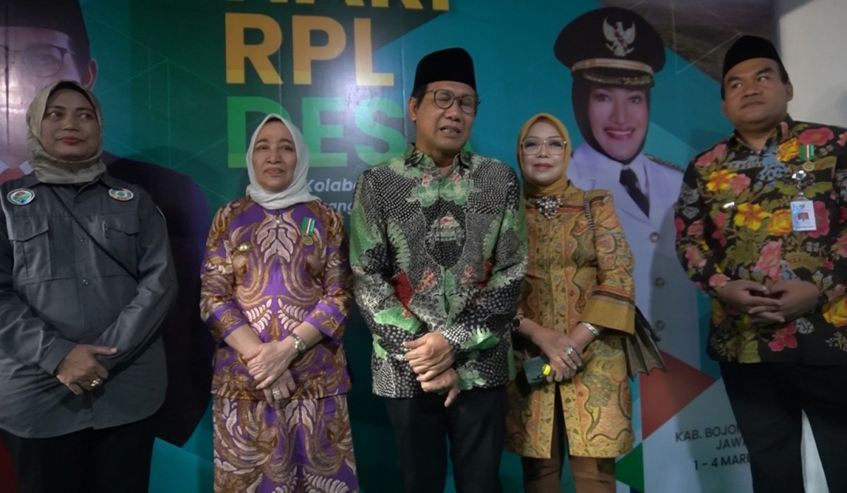 Menteri Desa, Pembangunan Daerah Tertinggal dan Transmigrasi Abdul Halim Iskandar bersama Bupati Bojonegoro dan Bupati Blora
