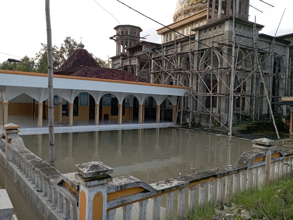 Sungai Bengawan Solo Meluap Genangi Sejumlah Perkampungan Di Bojonegoro 0421