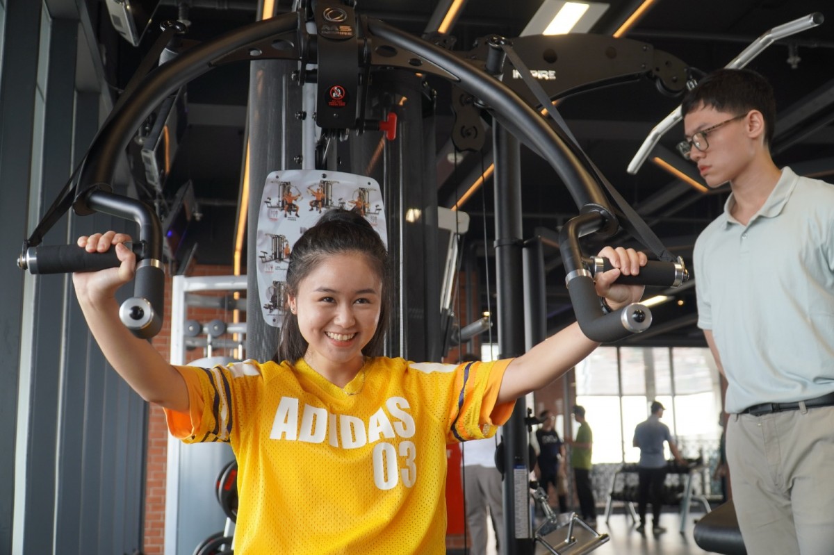 Michella Fellicia, Tenaga kependidikan kampus setempat saat mencoba alat Chest Press di SkyFit@PCU