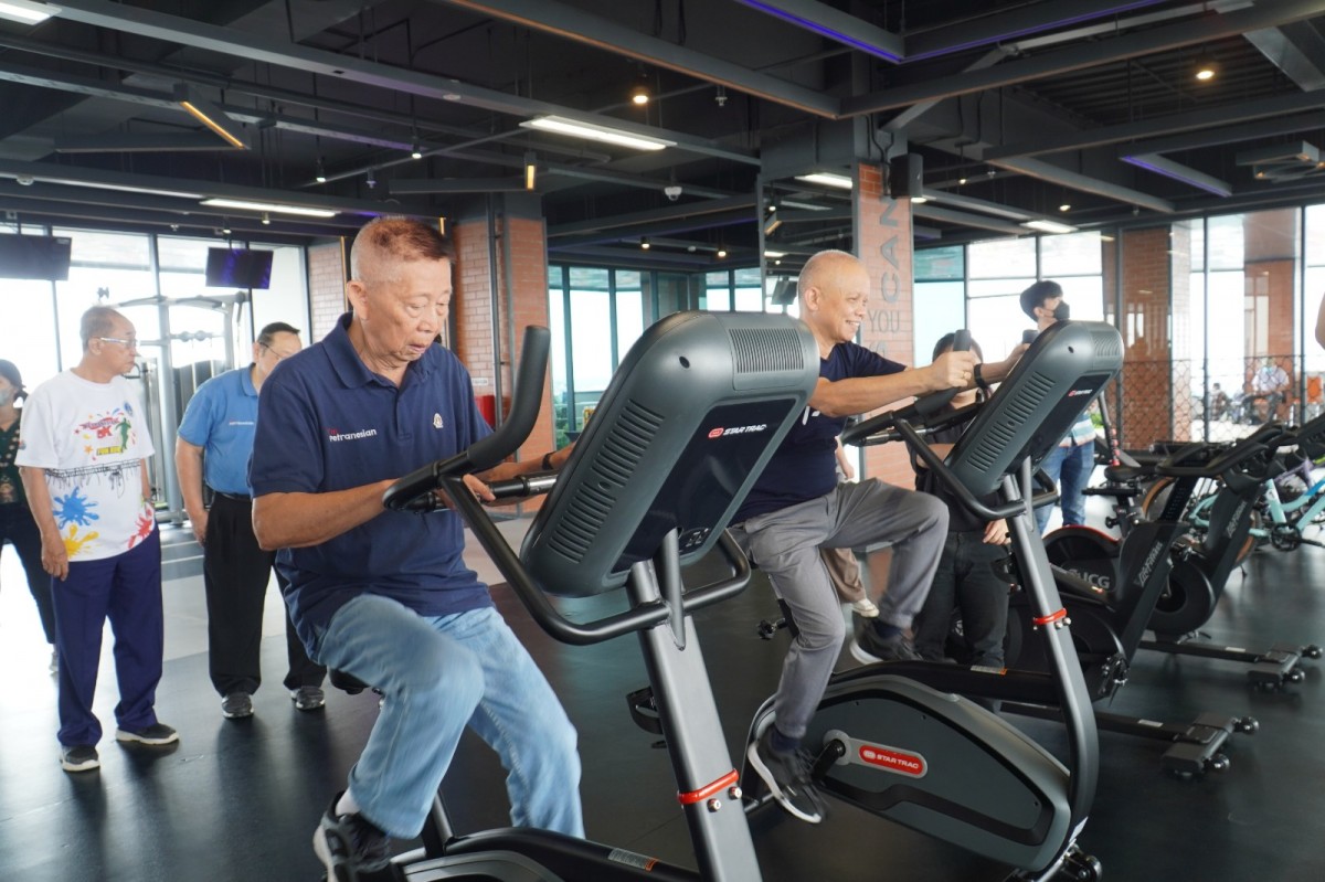 Perwakilan Yayasan Perguruan Tinggi Petra (YPTK) dan Rektor PCU (kanan) menjajal sepeda tatis di Skyfit@PCU