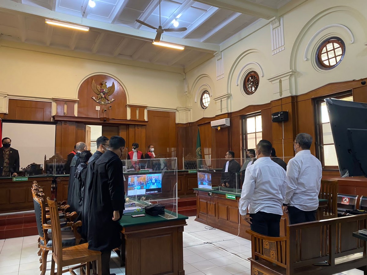 Abdul Haris, Panitia Pelaksana (Panpel) Arema Arema FC dan Suko Sutrisno, Security Officer saat sidang vonis di PN Surabaya. (Foto: Setiawan for jatimnow.com) 