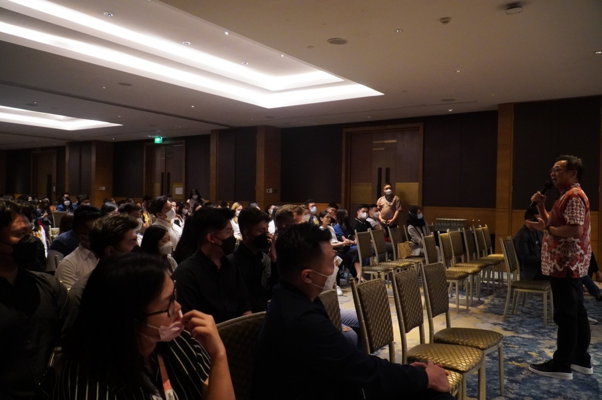 Hermanto Tanoko, CEO & Founder Tancorp di antara para calon wisudawan SBM PCU membagikan kisah inspiratifnya di acara Farewell graduation & Table Top Networking Session