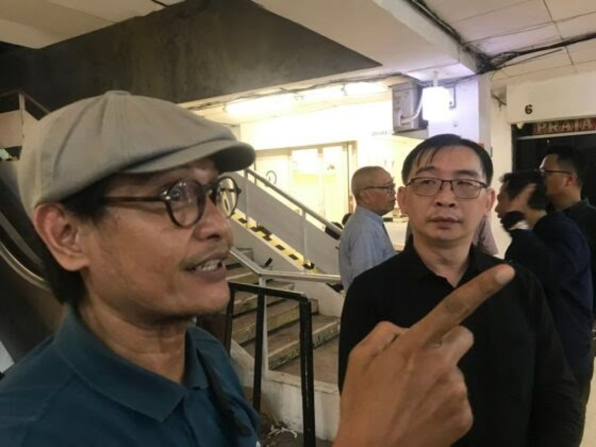 Anggota Komisi B DPRD Surabaya, Alfian Limardi saat berinteraksi dengan pedagang Pasar Tunjungan (Foto: Dimas for jatimnow.com)