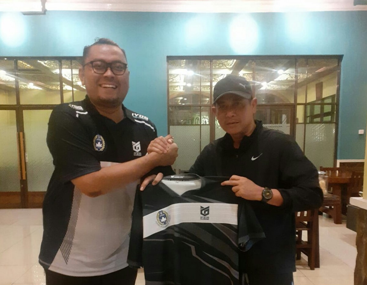 Coach Masdra saat bersama Direktur Teknik Asprov PSSI Jatim, Coach Joko Susilo. (Foto: Foto: Misbahul Munir/jatimnow.com)