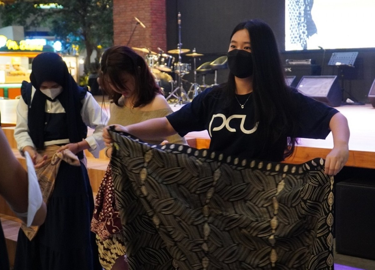 Sejumlah mahasiswa program Textile and Fashion Design memperkenalkan sarung dalam IFC. (foto: UK Petra for jatimnow.com)