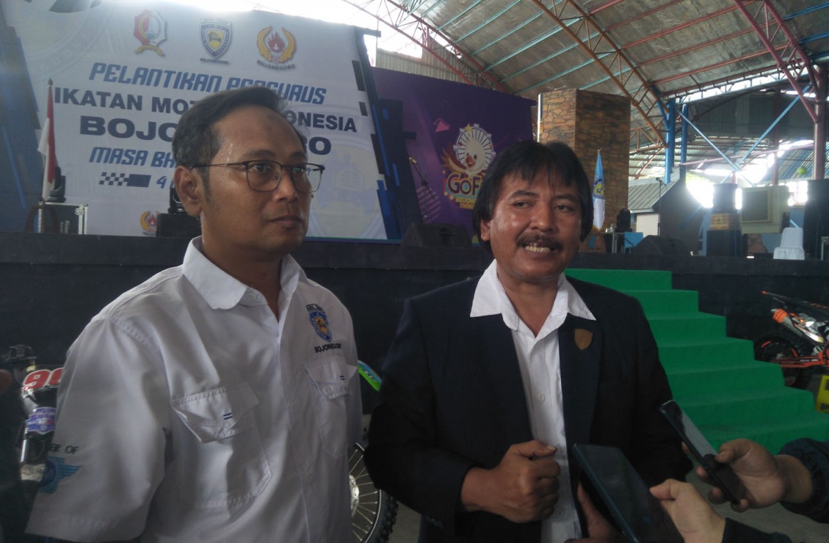 Ketua IMI Bojonegoro, Andrie Hermawan (kiri) bersama Ketua IMI Jatim Joni Purnomo