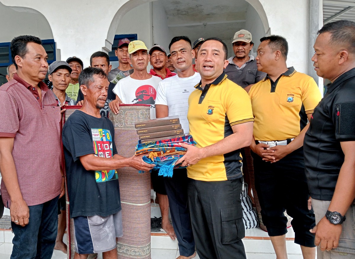 Kapolres Jombang AKBP Moh Nurhidayat saat memberikan bantuan kepada takmir mushola Ar Rohmah di Kecamatan Peterongan. (Elok Aprianto/jatimnow.com)