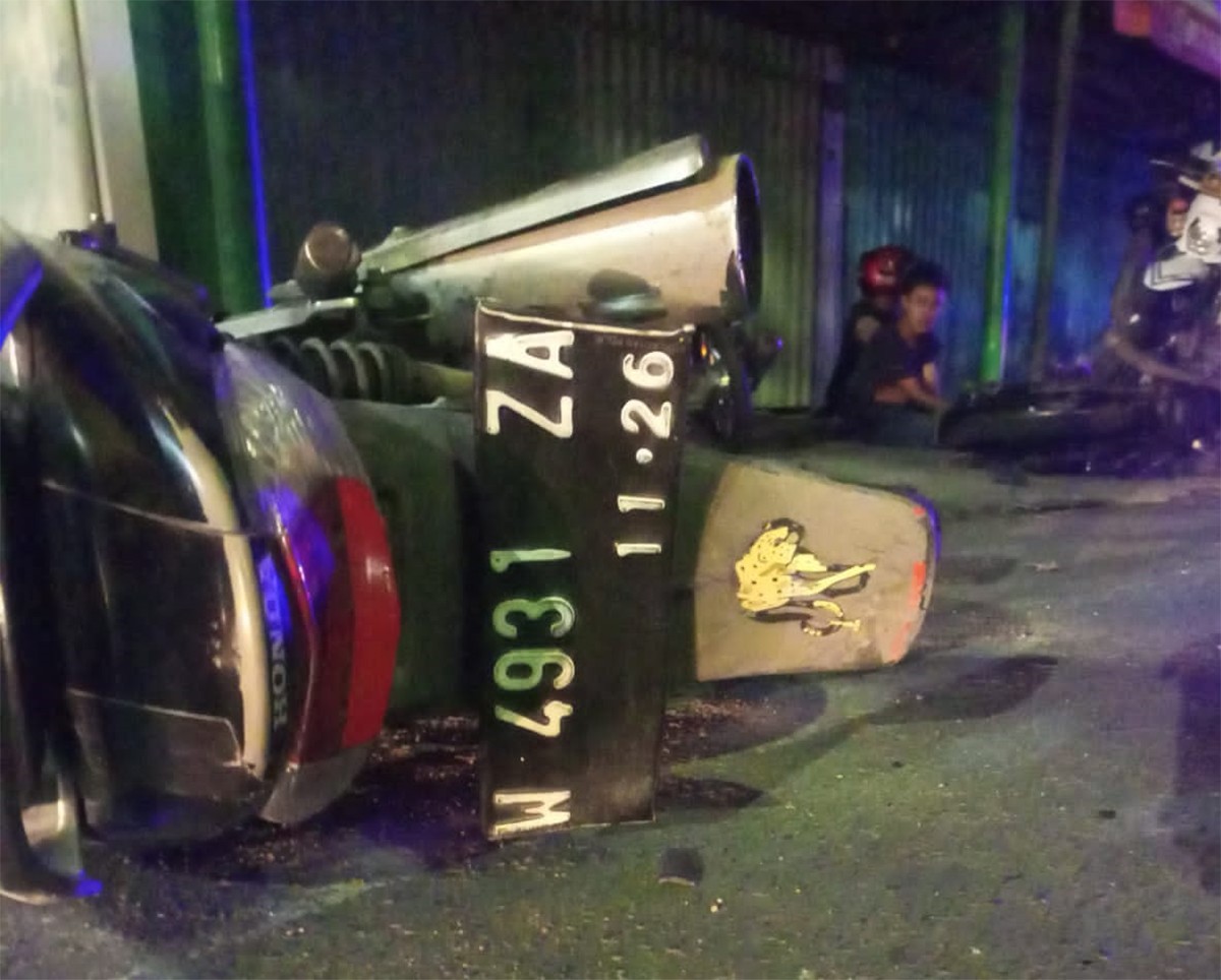 Kondisi motor milik driver ojol yang ringsek usai terseret mobil boks. (foto: BPBD Surabaya for jatimnow.com)