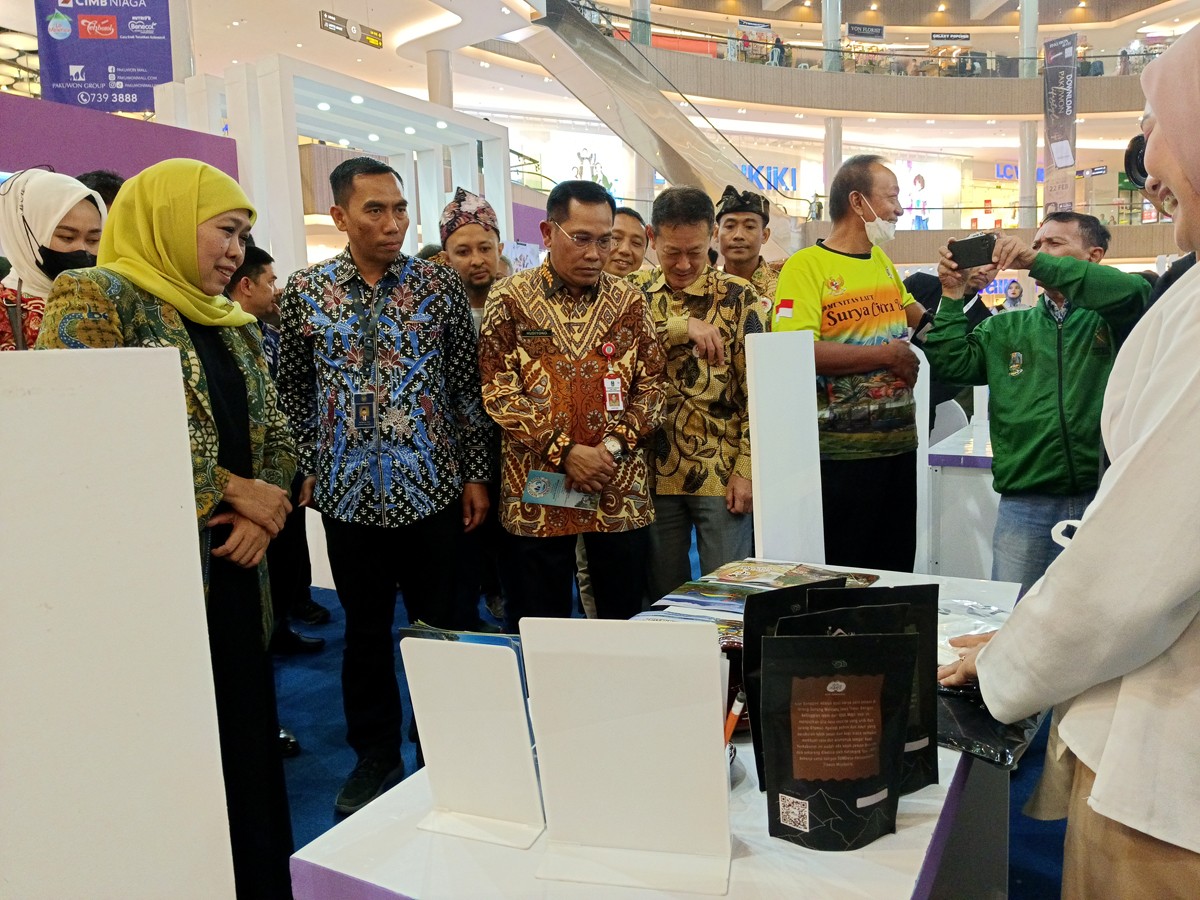 Gubernur Jatim, Khofifah Indar Parawansa menyaksikan sejumlah stan wisata dalam Bursa Pariwisata. (foto: Rama Indra Surya/jatimnow.com)