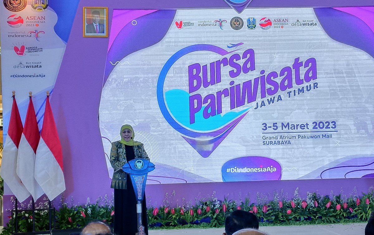 Khofifah Indar Parawansa memberikan sambutan di sela kegiatan Bursa Pariwisata Jatim. (foto: Rama Indra Surya/jatimnow.com)