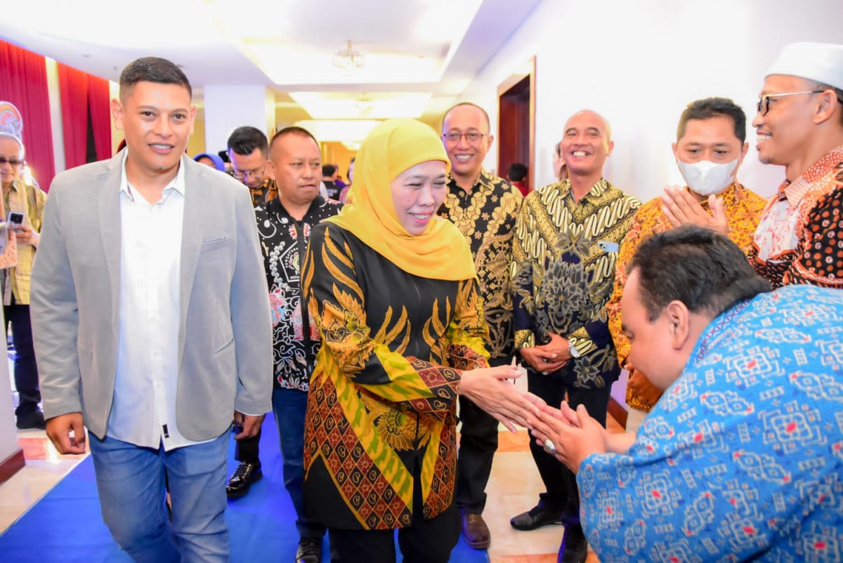 Sejumlah tamu dan jurnalis yang tergabung PWI Jatim menyambut kedatangan Gubernur Khofifah Indar Parawansa. (foto: Humas Pemprov Jatim for jatimnow.com)
