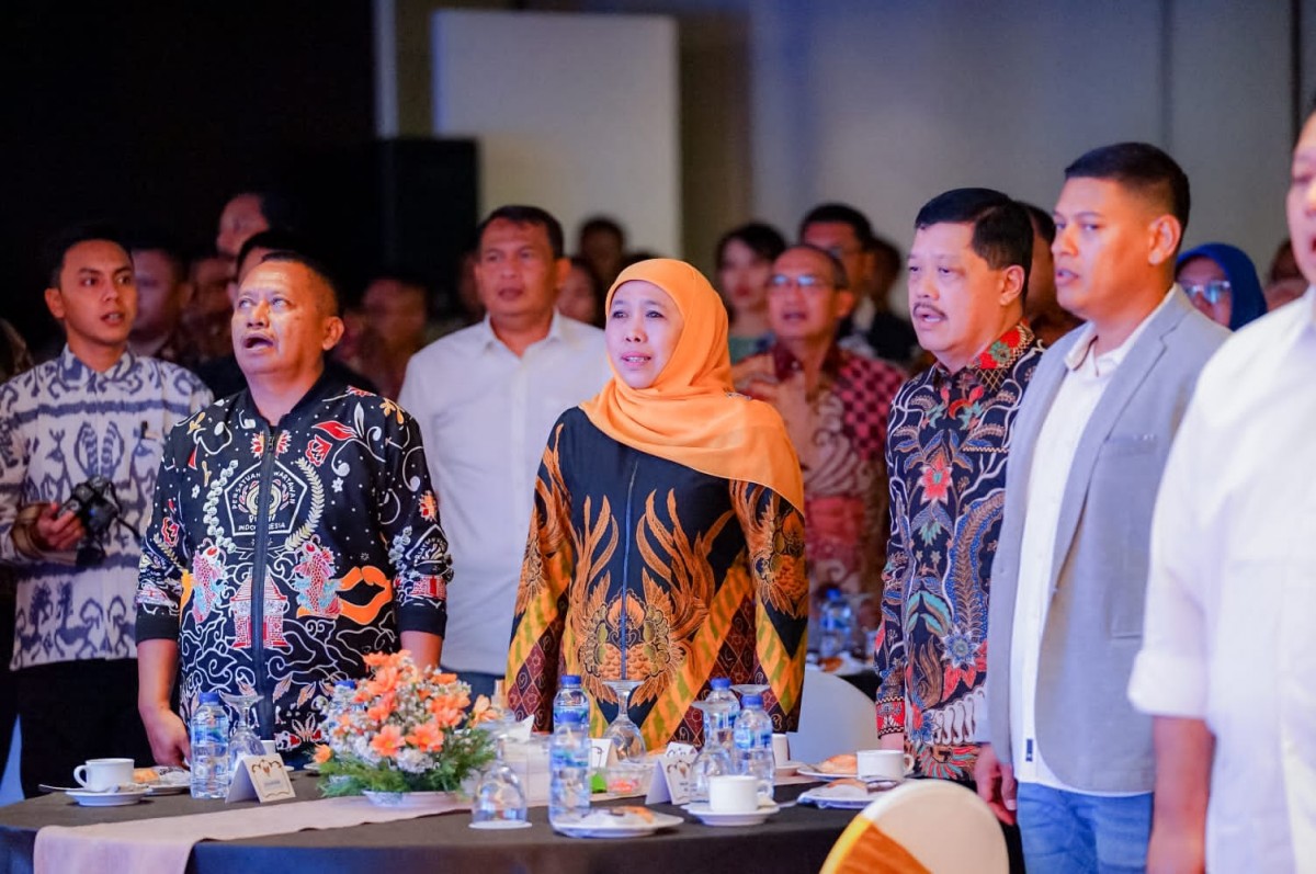 Khofifah Indar Parawansa menyanyikan lagu Indonesia Raya pada acara HPN di Kediri. (foto: Humas Pemprov Jatim for jatimnow.com)