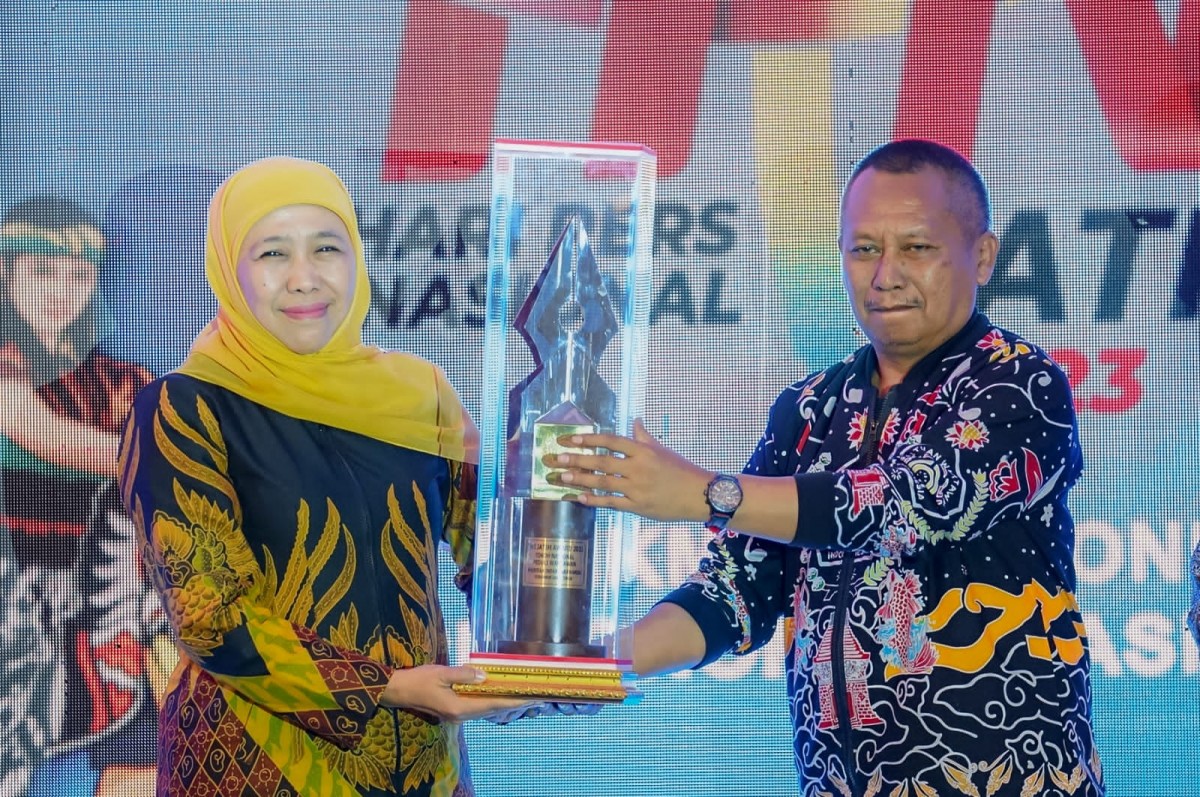 Khofifah Indar Parawansa saat menerima penghargaan PWI Jatim Award 2023 sebagai Tokoh Nasional Peduli Wartawan dari Ketua PWI Jatim, Lutfil Hakim. (foto Humas Pemprov for jatimnow.com)