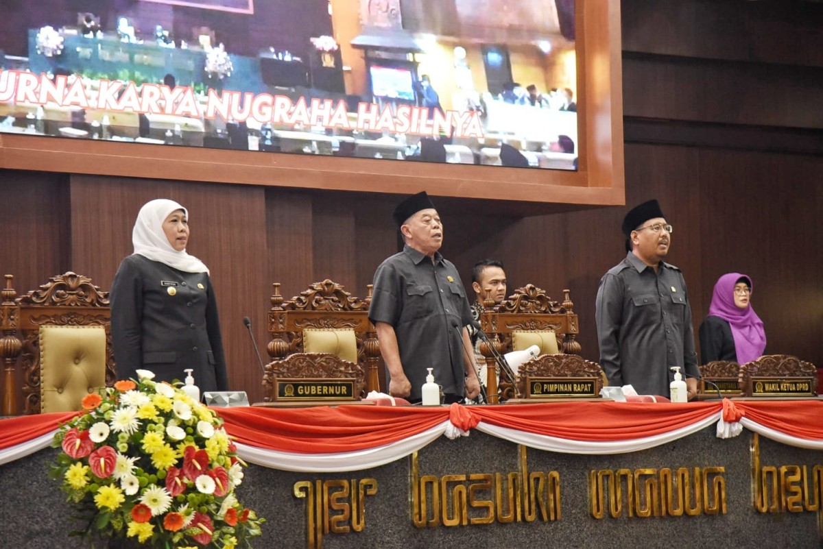 Khofifah Indar Parawansa sebelum menyampaikan laporan kerja tahunan di gedung DPRD Jatim. (foto: Humas Pemprov Jatim for jatimnow.com)
