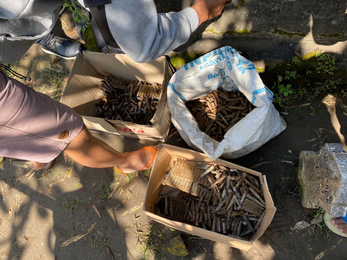 Beberapa butir amunisi yang diduga masih aktif dan sudah berkarat. (foto: Polsek Purwoasri for jatimnow.com)