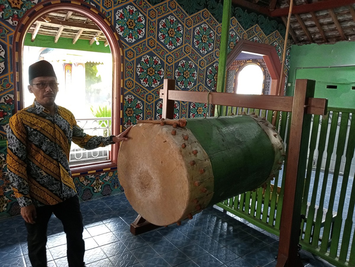 Salah satu ciri khas bedug yang dimiliki masjid Baitus Siddiqin di Ploso, Jombang. (foto: Elok Aprianto/jatimnow.com)