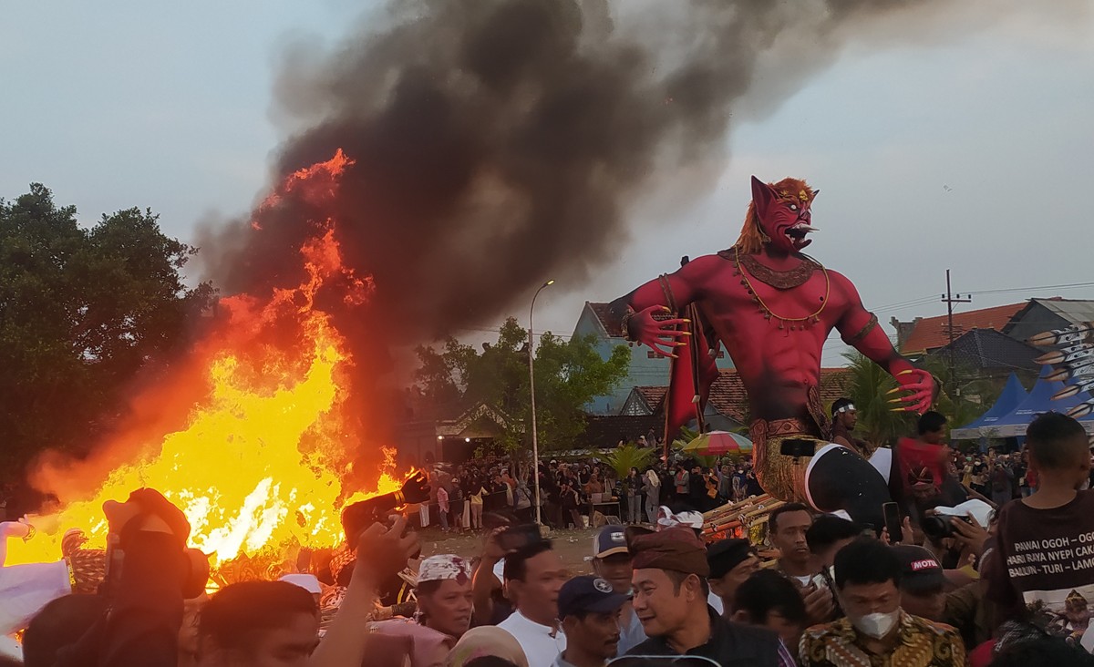 Pembakaran ogoh-ogoh melambangkan pemusnahan keburukan dalam diri manusia. (foto: Adyad Ammy Iffansyah/jatimnow.com)