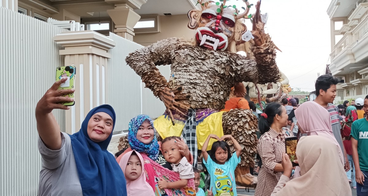 Pawai ogoh-ogoh di Desa Laban, Kecamatan Menganti, Gresik.