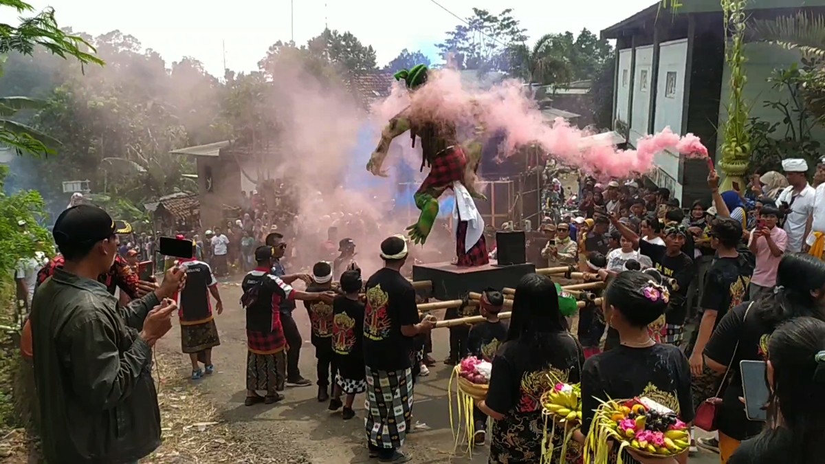 Pembakaran ogoh-ogoh melambangkan penghapusan keburukan sekaligus mengembalikan buta kala ke alamnya. (foto: Elok Aprianto/jatimnow.com)
