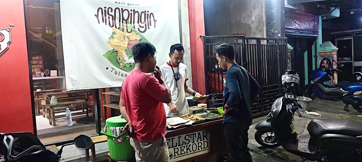 Pecel Nisoringin di GKB mulai membuka warung pada saat yang lain sudah mulai tutup. (foto: Sahlul Fahmi/jatimnow.com)