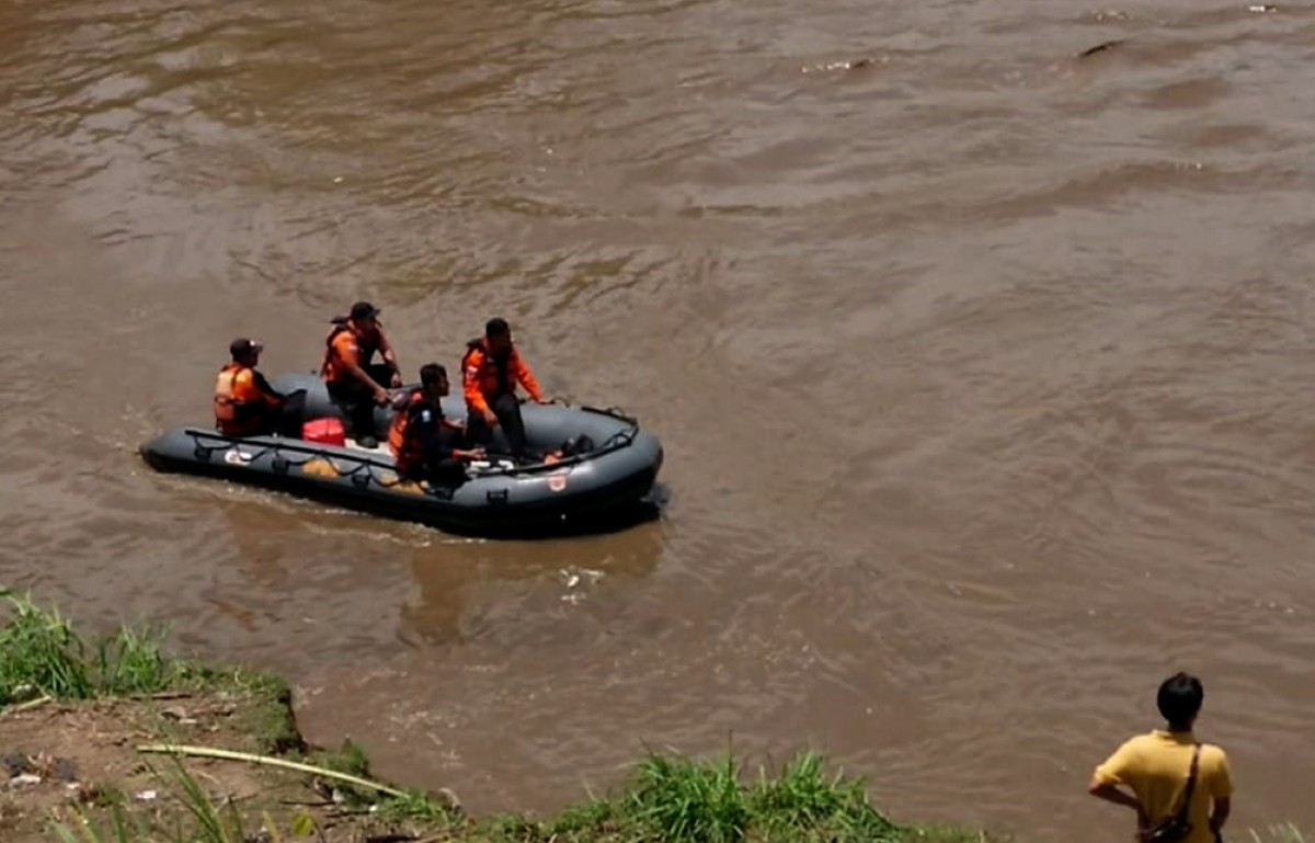 Korban tenggelam diketahui seorang pencari ikan yang mengikuti tradisi pladu di Sungai Brantas Tulungagung. (foto: Bramanta Pamungkas/jatimnow.com)
