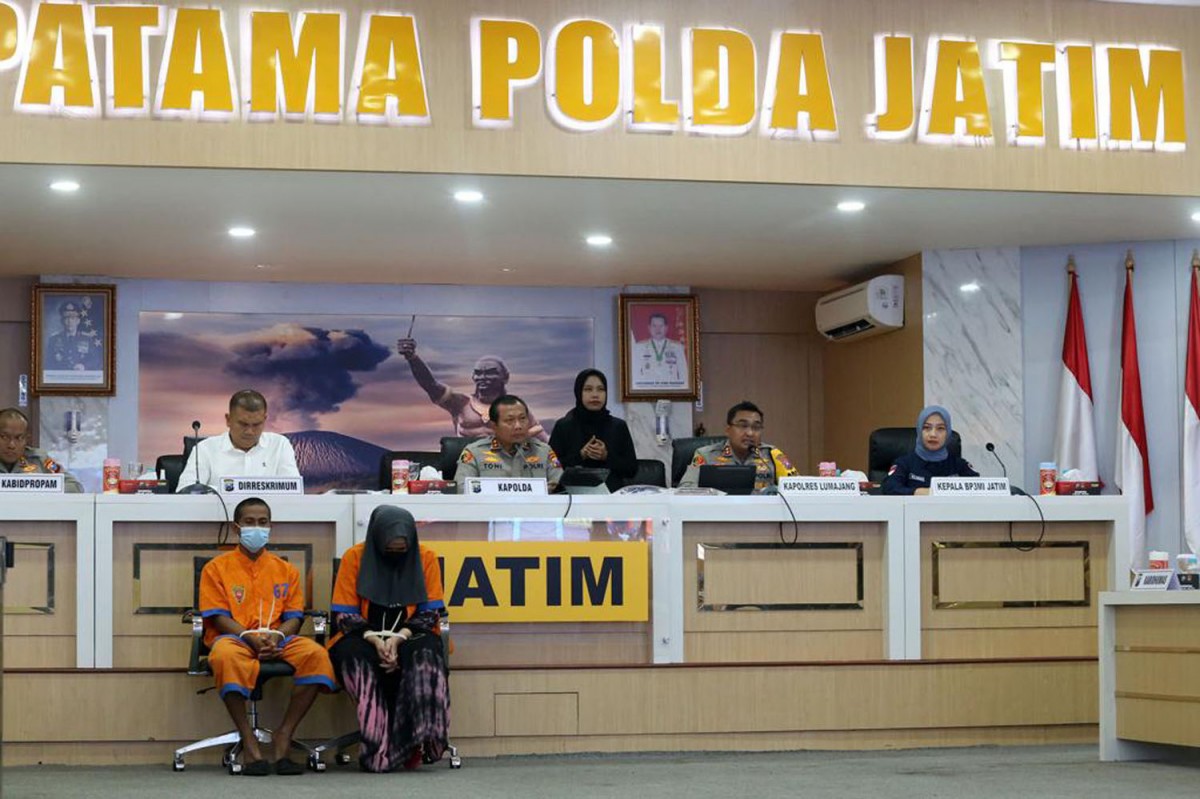 Kapolda Jatim, Irjen Pol Toni Harmanto bersama Dirreskrimum dan Kapolres Lumajang memimpin rilis ungkap kasus perdagangan wanita