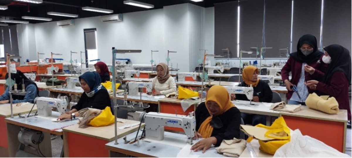 Sejumlah ibu-ibu PKK mengikuti arahan pelatihan dari Universitas Ciputra. (foto: Universitas Ciputra for jatimnow.com)