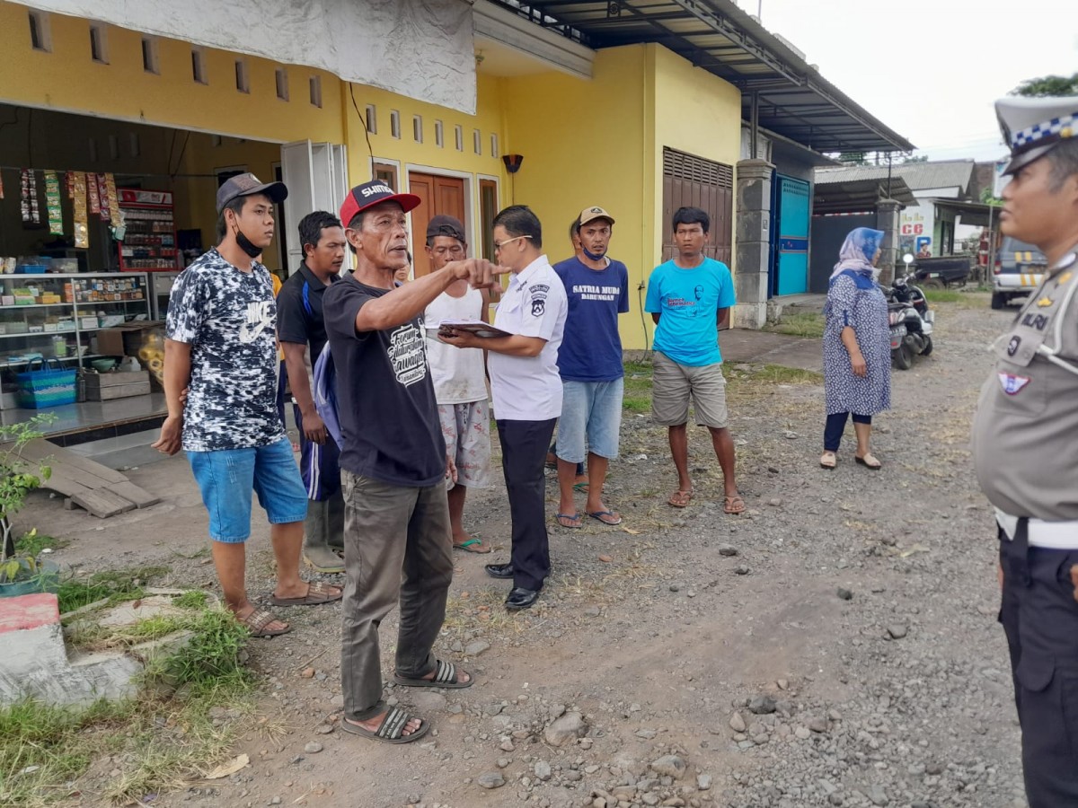 Petugas meminta keterangan dari saksi kecelakaan. (foto: Polsek Genteng for jatimnow.com)
