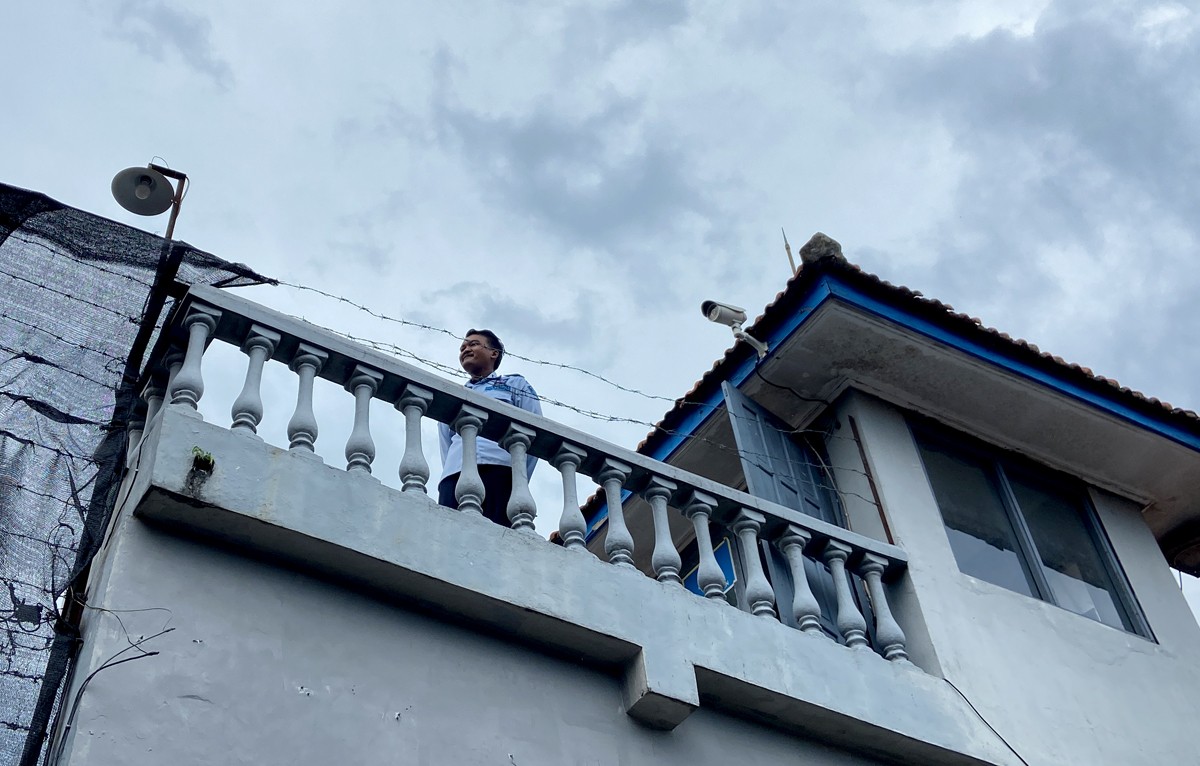 Petugas berjaga di pos menara 1 Lapas Kediri sisi selatan. (Foto : Yanuar Dedy/jatimnow.com)