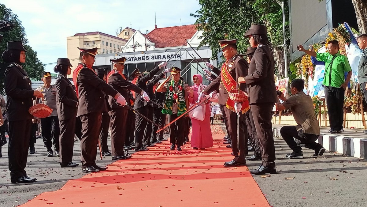 Farewell Parade menjadi tanda pisah sambut dari Kombes Pol Akhmad Yusep Gunawan ke Kombes Pol Pasma Royce. (foto: Gunadi for jatimnow.com)