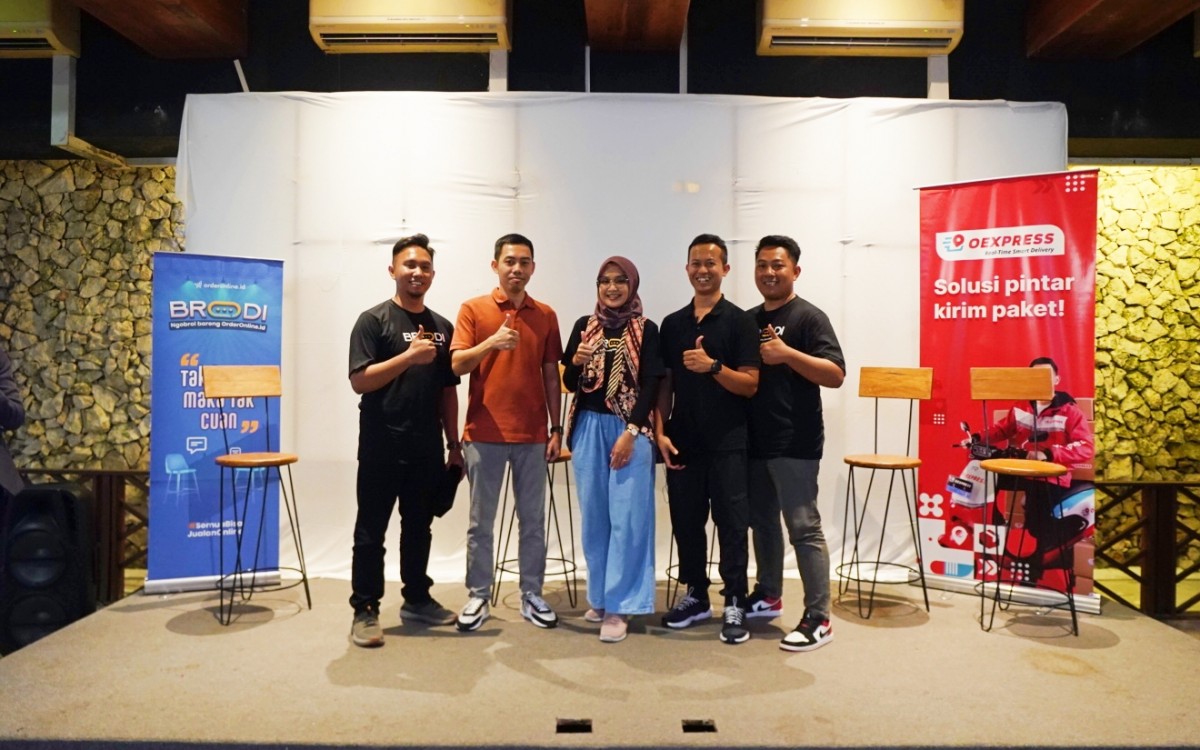 Rovan Alfarry (CEO & Founder OrderOnline.id) dan Iis Siti N J (CRM Manager OrderOnline.id) sedang melakukan foto bersama dengan pemateri Brodi Series Surabaya