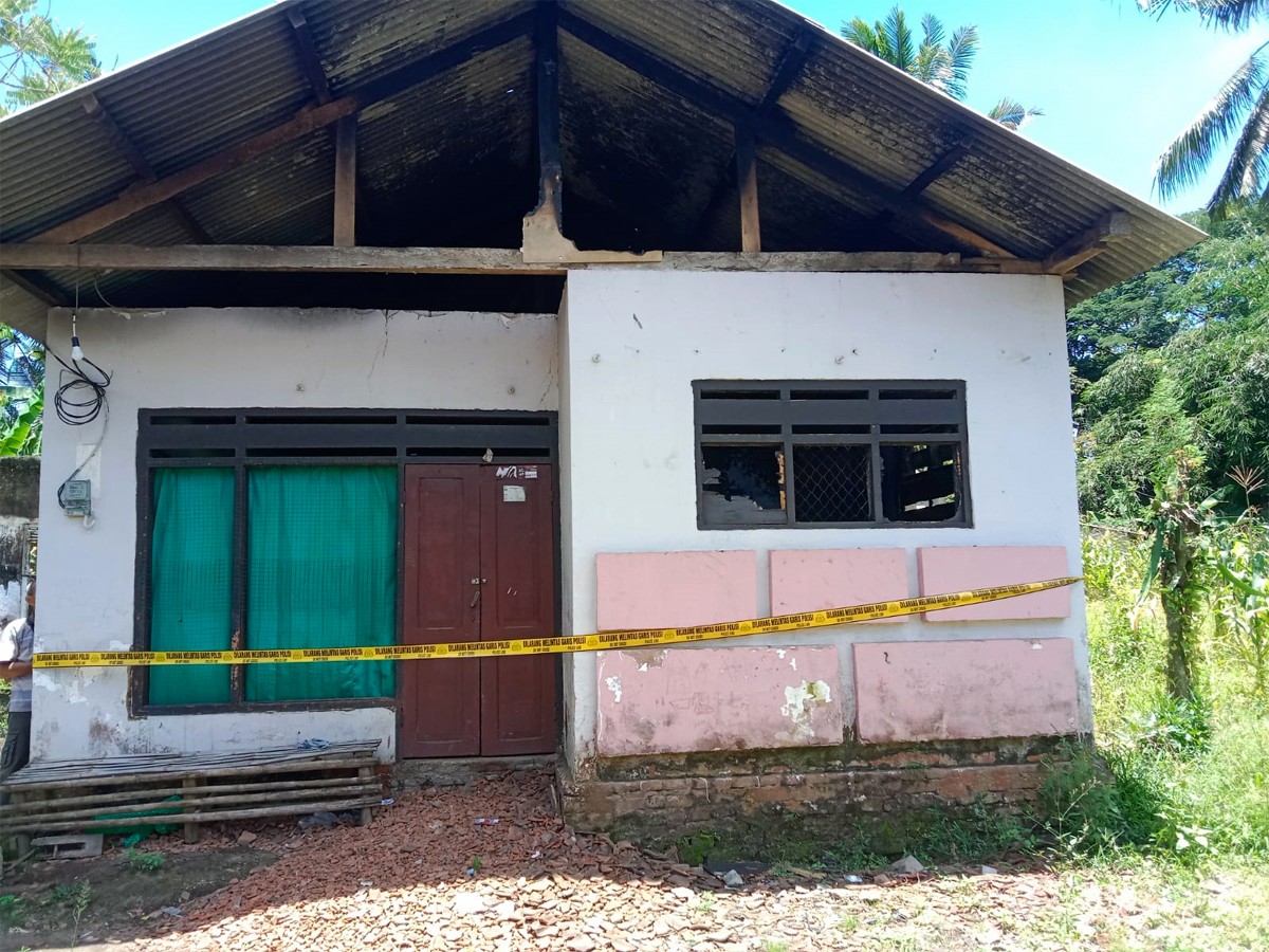 Polsek Bangorejo memasang garis polisi untuk melakukan pemeriksaan. (foto: Polsek Bangorejo for jatimnow.com)