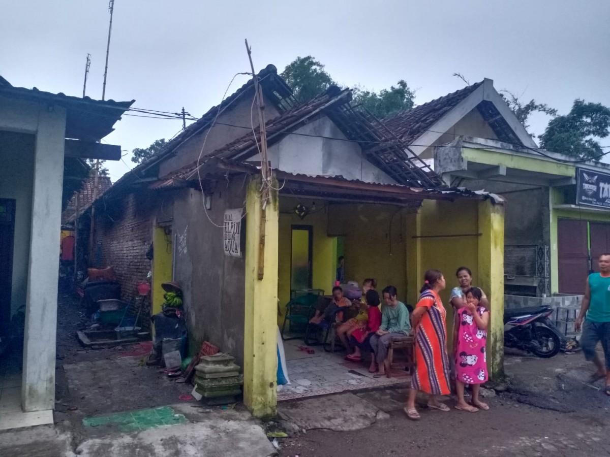 Badai angin yang melanda dua kecamatan di Kabupaten Mojokerto merusakkan 22 rumah. (foto: BPBD Kabupaten Mojokerto for jatimnow.com)