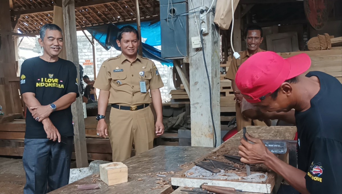 Camat Duduksampeyan, Kabupaten Gresik, saat meninjau usaha ukiran kayu