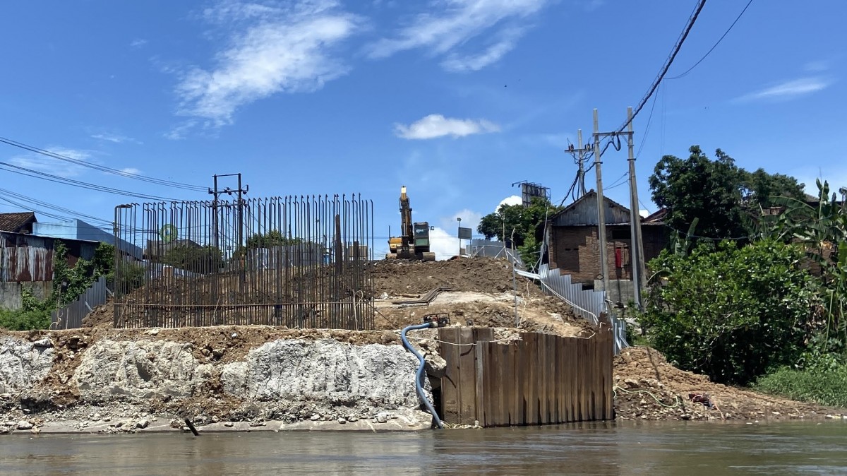 Tampak para pekerja berada di lokasi pembangunan Jembatan Bandar Ngalim sisi timur. Difoto dari arah utara.