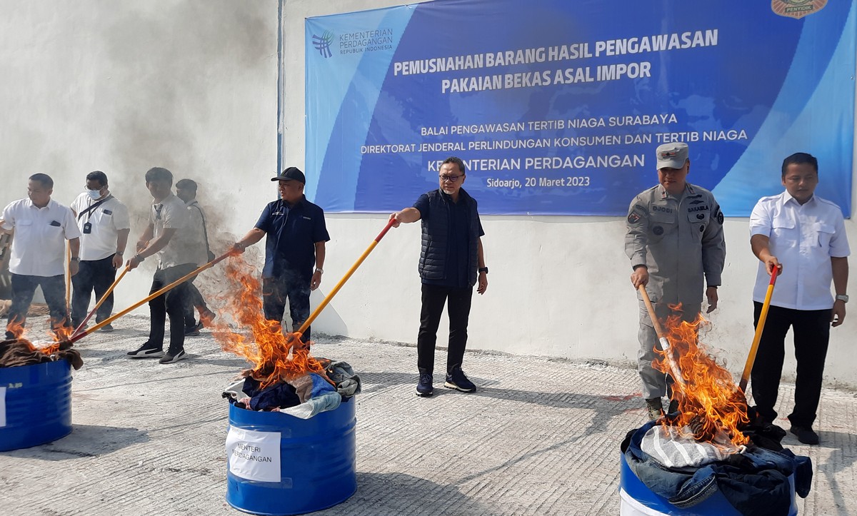 Mendag Zulhas Musnahkan Baju Impor Bekas, Senilai 10 Rubicon